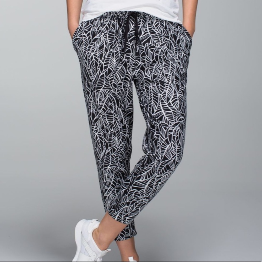 Lululemon jet crop